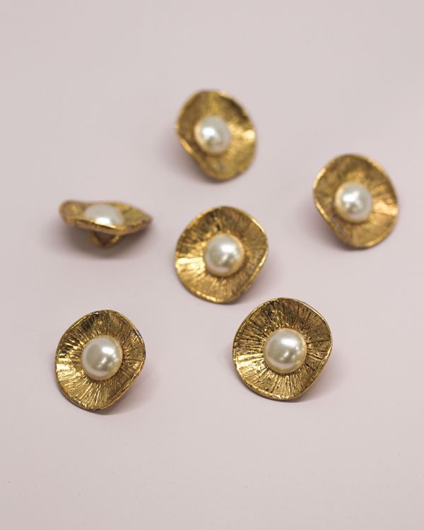 Assorted fashion buttons in gold and tortoiseshell
